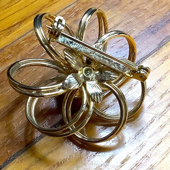 Goldtone and Pearl Flower Brooch - Picture 4 of 4